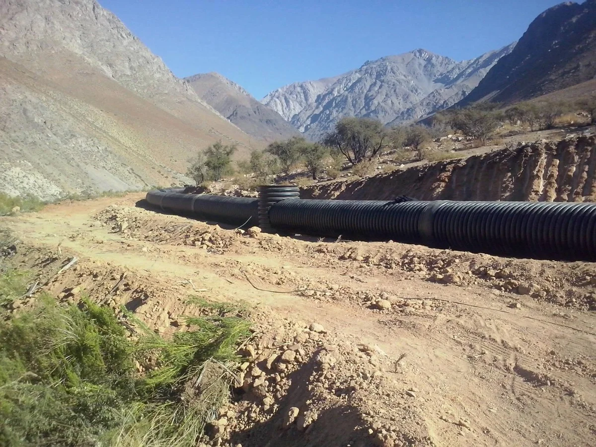 Tubería corrugada instalada en el Canal Pangue, valle de Elqui.